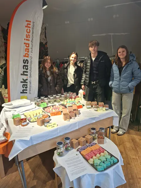 Noch bis 27. März können die Produkte der Junior Company „Trashformers“ der BHAK Bad Ischl am Auböckplatz erworben werden. | Foto: BHAK/BHAS Bad Ischl