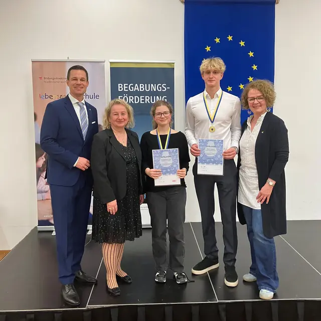 Bildungsdirektor Karl Fritthum, Landeskoordinatorin für Begabungsförderung Angelika Gausterer-Wöhrer, Charlotte Michor,  Florian Krasny und Bildungs-Landesrätin Christiane Teschl-Hofmeister. | Foto: Matthias Hansy
