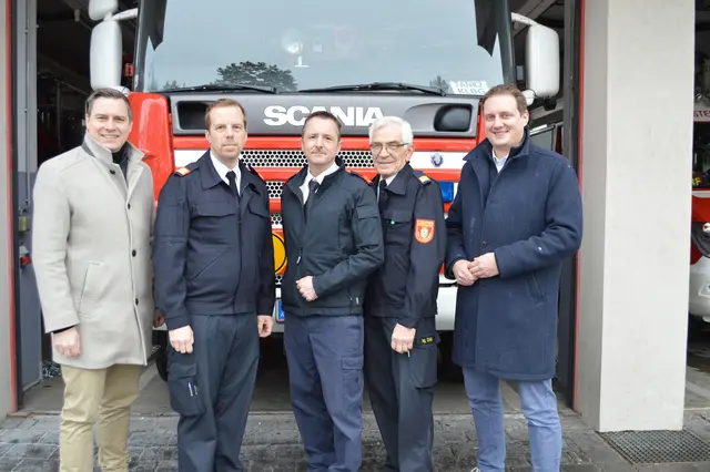 Bürgermeister Christoph Kaufmann mit dem neuen Führungsteam des Abschnitts Klosterneuburg: Abschnittskommandant Alexander Gutenthaler, dessen Stellvertreter Peter Dussmann, Leopold Zahm, Stadtrat Florian Havel. | Foto: FF Klosterneuburg