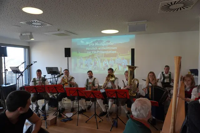 Die Musikantinnen und Musikanten präsentierten ihr neue CD.  | Foto: AMG