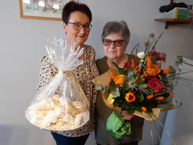  Ein Hoch auf die Jubilarin: Ingrid Narrath überreichte an Gertrude Trampusch (r.) einen Blumenstrauß. | Foto: Baldauf