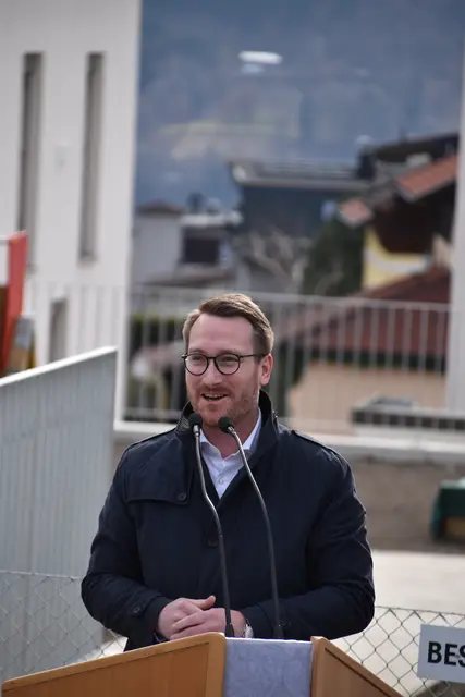 Landeshauptmann-Stv. übergibt bei der Schlüsselübergabe den symbolischen Schlüssel für die neue Wohnanlage. | Foto: Maximilian Sprenger