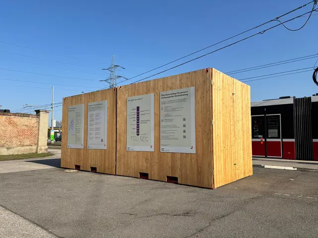 Beim Zentralfriedhof Tor 1 informierte ein Holzcontainer über den neuen Flächenwidmungsplan.  | Foto: Matthias Pandrea/MeinBezirk