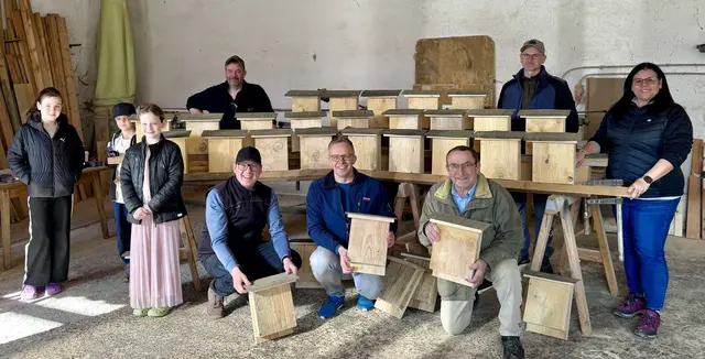 Packen gemeinsam bei den Fledermauskästen an (von links): Sarah, Paul, Emma, Max Gemander, Matthias Zwittag, Fritz Robeischl, Josef Nösterer, Anton Lengauer und Birgit Ramer. | Foto: Team Fritz