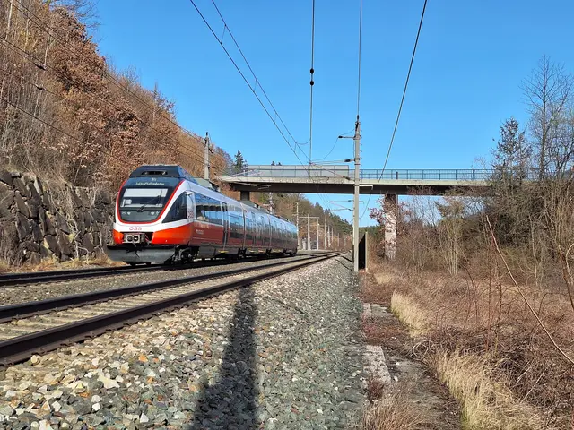 Die Brücke Riedstraße ist in die Jahre gekommen. Jetzt muss sie saniert werden.  | Foto: ÖBB