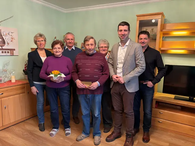 Goldene Hochzeit Johann/Theresia Paß aus Roseldorf:
Maria Pfeifer, Theresia Paß, Johann Neuhold, Johann Paß, Maria Schuster, Florian Hinteregger, Gerhard Maurer | Foto: Gemeinde Sitzendorf