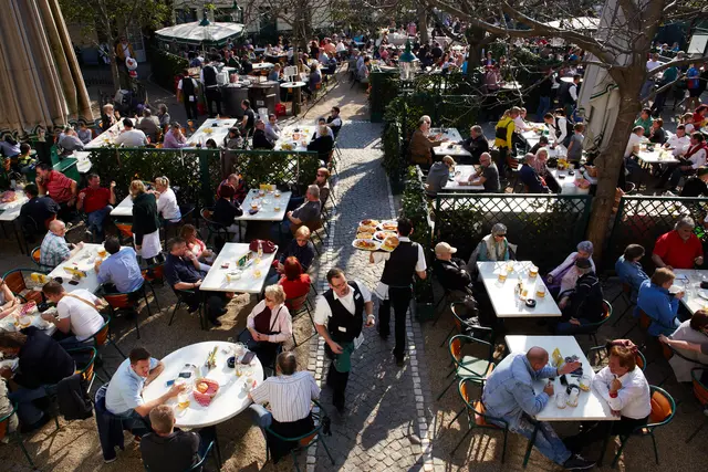 Neben den rund 70 Bäumen werden heuer auch neue Markisen für Schatten im Gastgarten sorgen.  | Foto: Tesarek