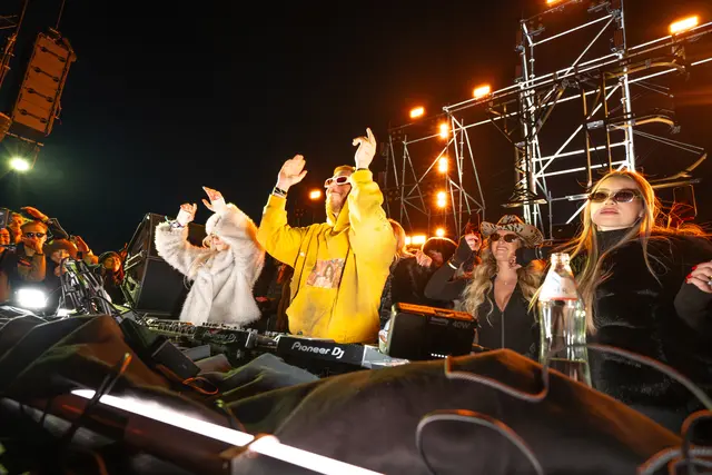 DJ Hugel mit Partygästen | Foto: Hochkönig Tourismus