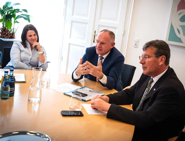 Innenminister Gerhard Karner im Gespräch mit Tiroler ÖVP-Abgeordneten. | Foto: Matt/TVP