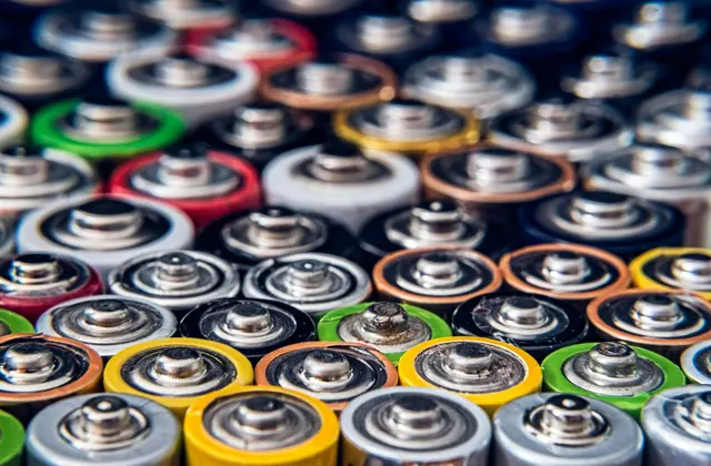 Weil Recycling in diesem Fall besonders wichtig ist, appellieren Experten an das fachgerechte Entsorgen von Lithium-Batterien . | Foto: Roberto Sorin/Unsplash