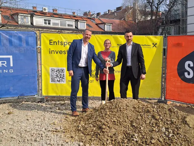 Bezirksvorsteher-Stellvertreterin Merja Biedermann und Sebastian Unger (re., Geschäftsführer) sowie Jürgen Huber (Leitung Vertrieb) der Breiteneder Immobilien setzten den Spatenstich in der Rosinagasse 10-12. | Foto: BV15