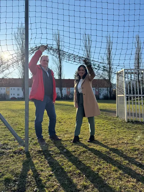 Manuel Lenartitsch und Belinda Walkner (beide SPÖ) fordern eine Sanierung des Sportplatzes.  | Foto: SPÖ Graz