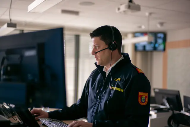 Mario Lukas beim Dienst in der Bezirksalarmzentrale. | Foto: Santrucek