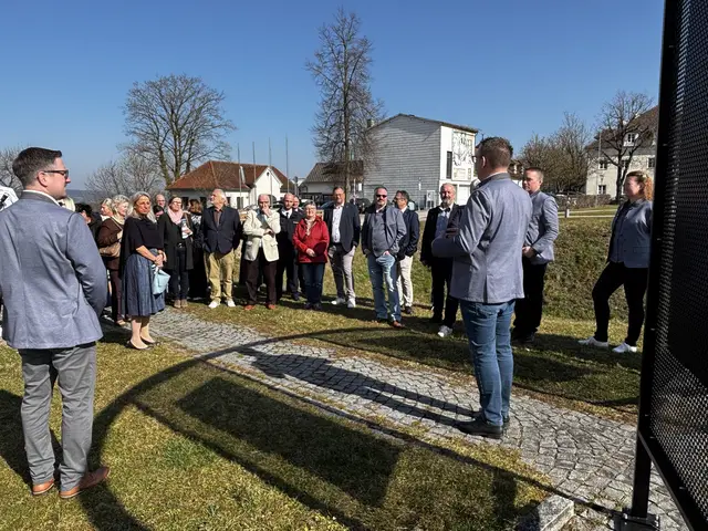 Amstettens Bürgermeister Christian Haberhauer (rechts) führte durch die Ausstellung. | Foto: Dietl-Schuller
