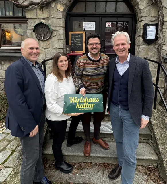 Im Bild vor dem Wirtshauskultur-Mitgliedsbetrieb Gasthaus Jell, Krems von links: Gastronomieverkaufsleiter Robert Kamleitner, Maria-Magdalena Huber – Leitung Wirtshauskultur Niederösterreich, Obmann Hartmuth Rameder und Brauereiinhaber Karl Schwarz | Foto: Privatbrauerei Zwettl
