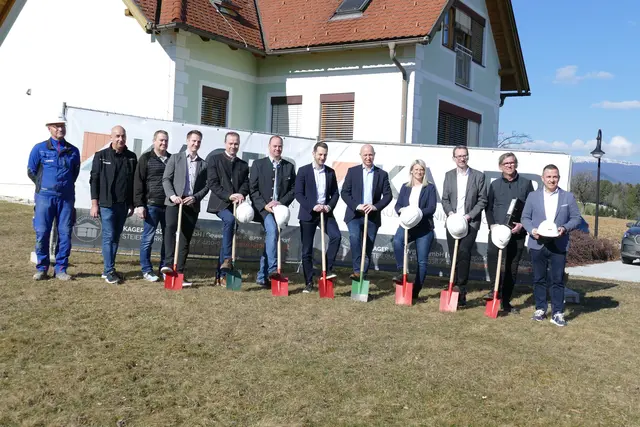 Die Verantwortlichen des Um- und Zubaus beim Gesundheitszentrum Vorau bei der Spatenstichfeier  | Foto: Foto: Putz