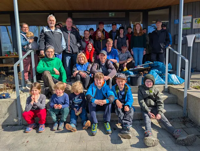 Freiwillige arbeiten gemeinsam am Ufer des Inns, um Müll zu sammeln und die Natur zu pflegen. Die Aktion fand im Rahmen des Projekts INNsieme connect statt. | Foto: Naturium am Inn