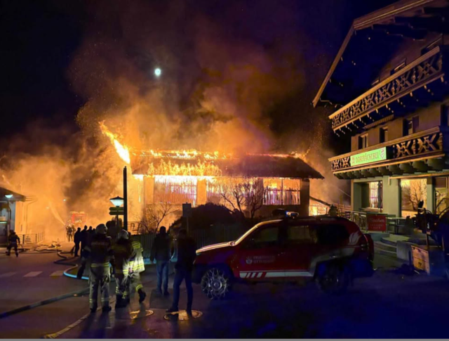 Die Flammen loderten hoch.  | Foto: Markus Eder