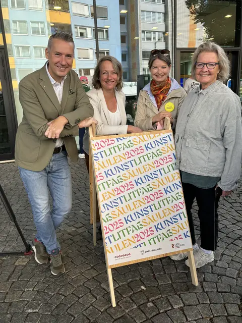 Bei der Vorstellung der Kunstlitfaßsäulen im Jahr 2025: Geschäftsführer der Progress Außenwerbung Dominik Sobota, Kulturabteilungsvorständin der Stadt Salzburg Dagmar Aigner, Kulturvertreterin des Landes Salzburg Kerstin Klimmer-Kettner, Vorsitzende des Kunstbeirats Elfrid Wimmer-Repp  | Foto: (Foto 2025): Lisa Gold 