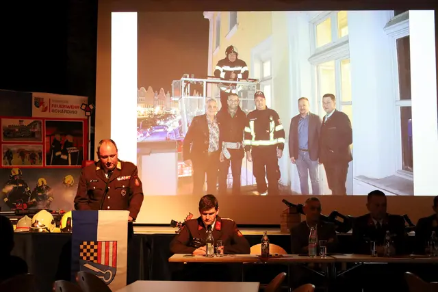 Kommandant Markus Furtner ließ das Jahr 2025 Revue passieren. | Foto: FF Schärding