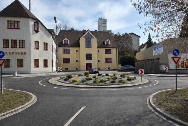 Visualisierung mittels KI eines Kreisverkehrs vor dem Feuerwehrhaus Zwettl. | Foto: Bernhard Schabauer, Visualisierung: ChatGPT