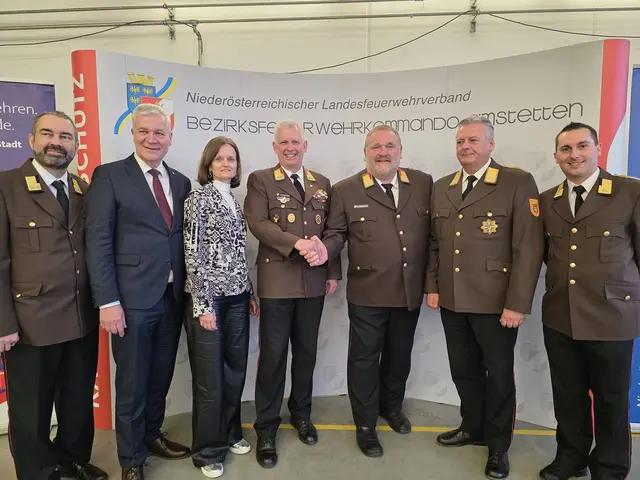 Bezirks-Verwalter Florian Kammerhuber, Landesrat Anton Kasser, Bezirkshauptfrau Martina Gerersdorfer, Bezirksfeuerwehrkommandant-Stv. Josef Fuchsberger, Bezirksfeuerwehrkommandant Rudolf Katzengruber, Landesfeuerwehrkommandant Dietmar Fahrafellner, Bezirks-Verwalter-Stv. Dominik Golser. | Foto: Wolfgang Zarl