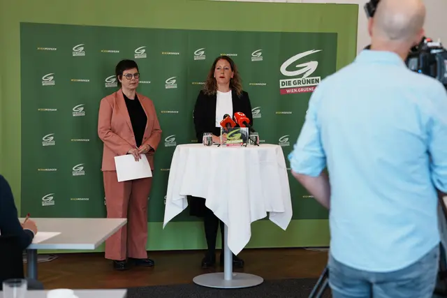 Die Chefin der Wiener Grünen, Judith Pühringer (r.) und die Gesundheitssprecherin kritisieren den derzeitigen Streit um Gastpatientinnen und -patienten scharf. | Foto: Sade Jerabek/MeinBezirk