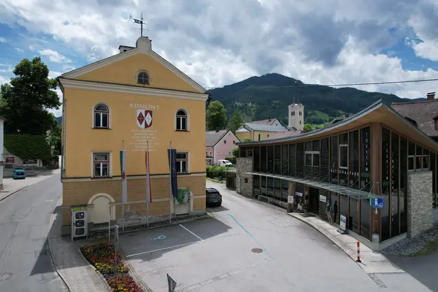 Blick aufs Rathaus von Admont: Die Marktgemeinde im Gesäuse zählt rund 4.900 Einwohnerinnen und Einwohner. | Foto: Marktgemeinde Admont