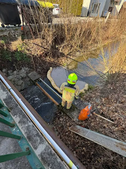 Seit drei Tagen kontrolliert die FF Pressbaum, dass kein Treibstoff in den Wienfluss fließt | Foto: FF Pressbaum