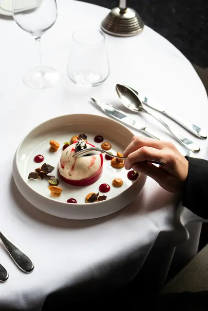 Von der Vorspeise bis zum Dessert: Gourmets kommen in der Steiermark an vielen Adressen auf ihre Kosten. Die besten Restaurants des Landes wurden nun von Falstaff gekürt.  | Foto: Unsplash/Simon HUMLER