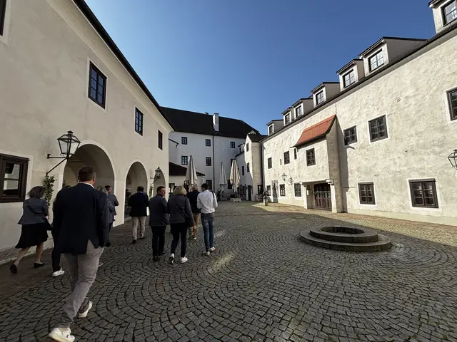 „Seit über 50 Jahren ist das Schloss im Besitz der Stadtgemeinde. Es hat im Lauf der Jahre große Anstrengungen gegeben, unser Kulturerbe zu erhalten und für unsere Bevölkerung sowie für Gäste zugänglich zu machen. Mit dieser Investition gehen wir den nächsten wichtigen Schritt“, so Ortsvorsteher Anton Geister. | Foto: Dietl-Schuller