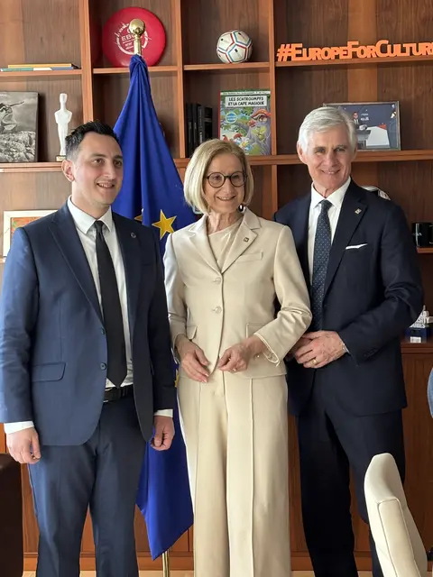 Landeshauptfrau Johanna Mikl-Leitner und Michael Linhart, Präsident Europa-Forum Wachaue, mit EU-Kommissar Glenn Micallef. | Foto: Sandra Schütz