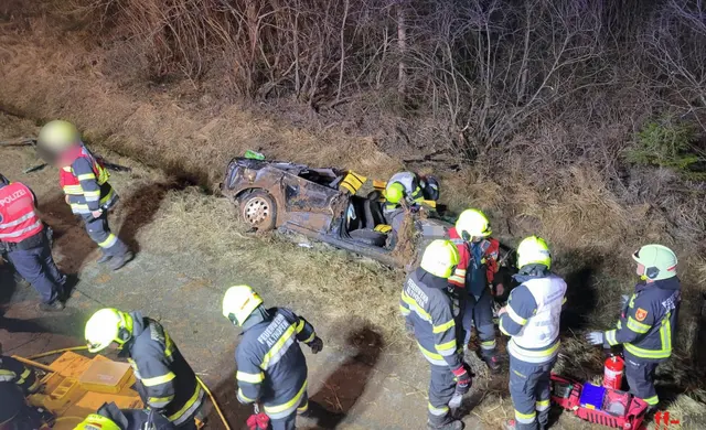 DAs Fahrzeug überschlug sich in der Folge mehrmals und kam anschließend in einem Straßengraben zum Stillstand. | Foto: Feuerwehr Althofen