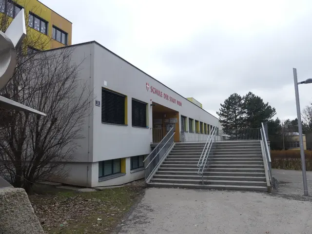 Statt 400 Kinder haben seit dem Schuljahr 2025/2026 800 Kinder Anspruch auf ein kostenloses Mittagsessen. Die Folge: eine überrannte Mensa. Nun leitet die Bezirksvertretung Maßnahmen ein, um das Problem zu lösen. | Foto: Nathanael Peterlini/MeinBezirk