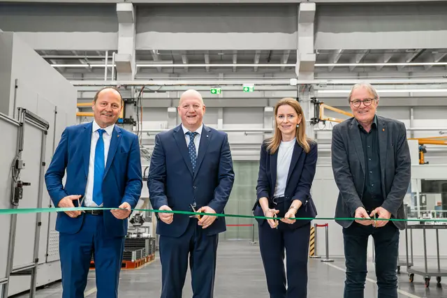 v. l. n. r.: Josef Geisler (Landeshauptmann-Stellvertreter), Martin Mühlbacher (Vice President Operations und Standortleiter der INNIO Group in Jenbach), Christine Zotz (Director HR Austria &amp; Equipment Jenbacher, INNIO Group), Dr. Christian Margreiter (Bürgermeister Hall in Tirol)

 | Foto: INNIO