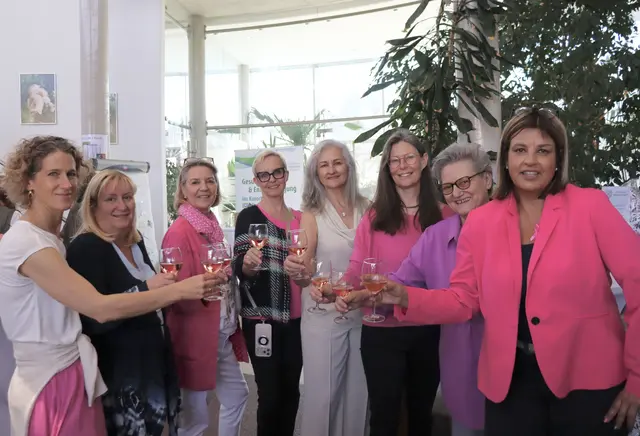 Die Gemeinderätinnen luden herzlich zum gemeinsamen Feiern des Frauentages ein.
Von links nach rechts: Sabine, Monika, Karin, Elizabeth, Bettina, Daniela, Traude und Manuela. | Foto: Alejandra Ortiz