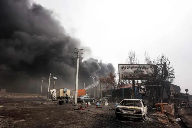 Nach einem nächtlichen Luftangriff auf die Shahran-Ölraffinerie im Nordwesten Teherans am Sonntag stiegen Rauchwolken von einem noch immer brennenden Gebäude auf.  | Foto: APA-Images / AFP