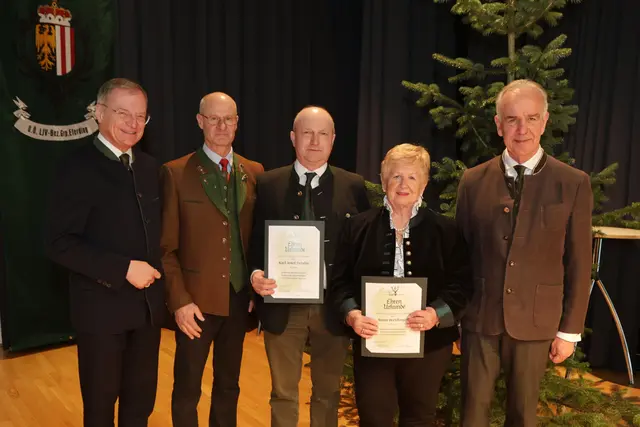 LH Thomas Stelzer (ÖVP), Landesjägermeister Herbert Sieghartsleitner, Geehrter Karl Deixer aus Scharten, Geehrte Anni Weidinger aus Fraham, mit Bezirksjägermeister Volkmar Angermeier. | Foto: eventfoto.at/Andreas Maringer