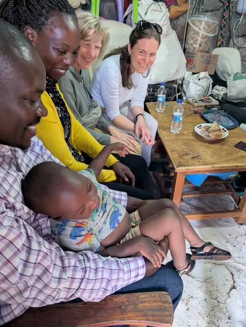 Obfrau Claudia Patka &amp; Veronika Hirner (Mitglied des Vereins zur Unterstützung der Child Destiny - Österreich) bei ihrem Besuch im Jänner 2026 gemeinsam mit Florence Arum &amp; Alex Omondi im Haus von Christian Morphat (Kind) und seiner Familie | Foto: Verein zur Unterstützung der Child Destiny - Österreich