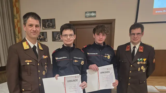 (v.l.n.r.) Kdt, Hochpöchler Christoph, die beiden “goldenen” JFM Lengauer Lukas und Almer Yannis sowie Kdtstv. Lengauer Gerald.