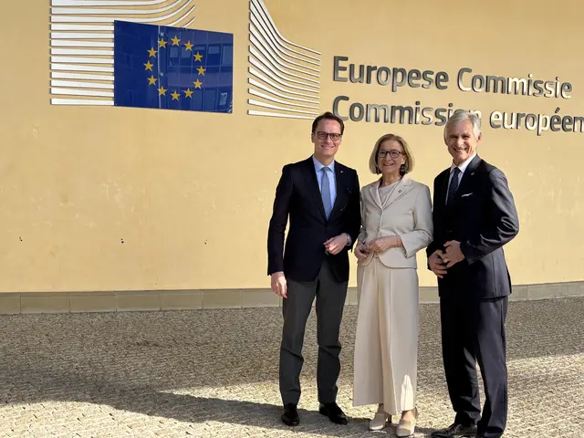 Johanna Mikl-Leitner mit Benedikt Schmidinger (Generalsekretär Europa-Forum Wachau) und Michael Linhart (Präsident Europa-Forum Wachau). | Foto: Sandra Schütz