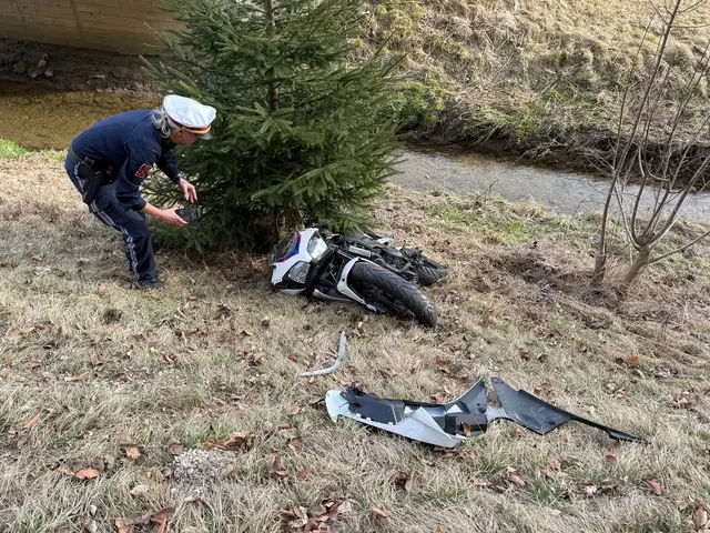 Nach dem Zusammenstoß auf der L211 Unterinntalstraße wurde der Motorradfahrer mit Verletzungen unbestimmten Grades ins Bezirkskrankenhaus Kufstein gebracht. | Foto: zoom.tirol