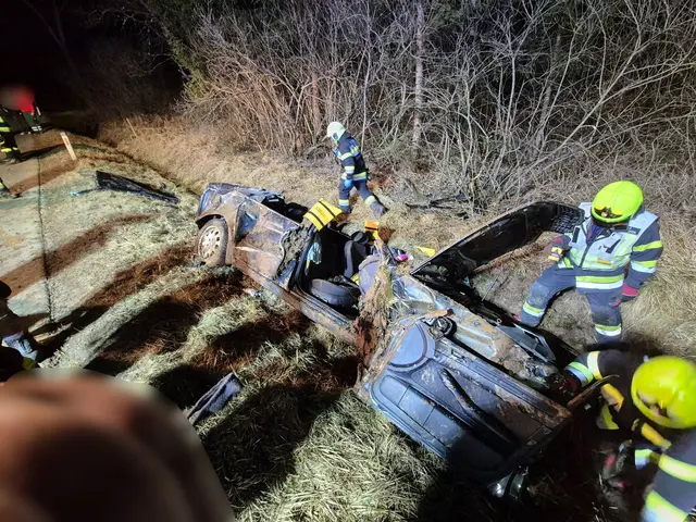 Die 18-jährige Lenkerin soll eingeklemmt und mit Verletzungen unbestimmten Grades ins Klinikum Klagenfurt gebracht worden sein. | Foto: Feuerwehr Guttaring