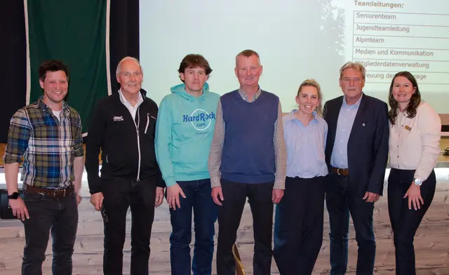 Der neu gewählte Vorstand (v.l. Michael Steixner, Willi Egger, Manuel Soder, Hannes Kobler, Teresa Aufschnaiter-Vötter, BGM Helmut Berger, Christine Prethaler) des AV Kirchberg 