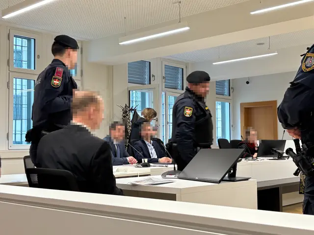 Am Montag musste sich ein Mann (2. v. l.) vor Gericht verantworten, der seinen Nachbarn erschossen hatte.  | Foto: Ronja Reidinger/MeinBezirk