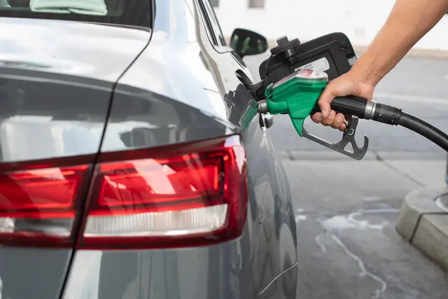 Ziel sei es, überhöhte Gewinnaufschläge von Raffinerien und Tankstellen zu begrenzen und die Bevölkerung wirksam zu entlasten (Symbolfoto) | Foto: stock.adobe.com/at/Sarah