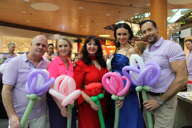 Von links nach rechts: Attila Tompa, Luftballonkünstlerin Monika Tompa, Designerin Martina Mohapp, Sängerin Fausta Gallelli und "Mr. Austria" Christopher Dengg. | Foto: Anika Paul