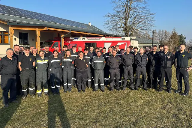 Bezirksfeuerwehrkommandant Michael Litschauer (2.v.l.), Abschnittsfeuerwehrkommandant Josef Kugler (r.) und sein Stellvertreter Markus Langsteiner (3.v.l.) machten sich persönlich ein Bild von der Ausbildung in Dietmanns. | Foto: BFK Waidhofen/Thaya