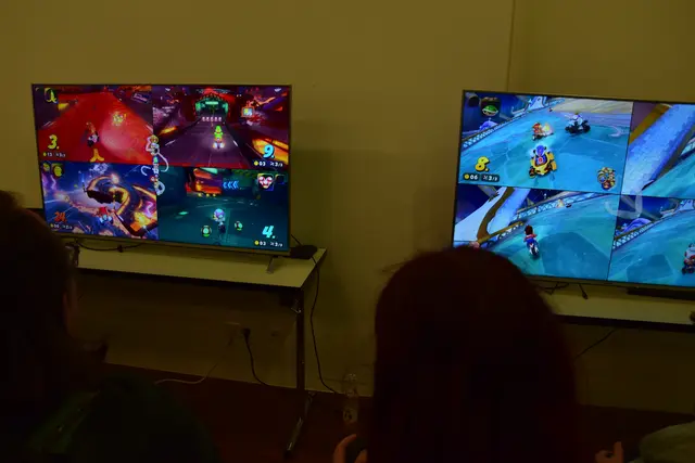 Beim Mario Kart Turnier wurde auf vier Bildschirmen zu je vier Spielerinnen und Spielern gegeneinander gekämpft. Die übrig gebliebenen vier kämpften um den Sieg auf der Hauptbühne. | Foto: MeinBezirk/Leonie Herrmann