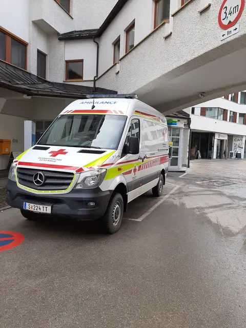Der Beifahrer wurde in das Krankenhaus Schwarzach eingeliefert (SYMBOLBILD). | Foto: meinbezirk Lungau/pongau